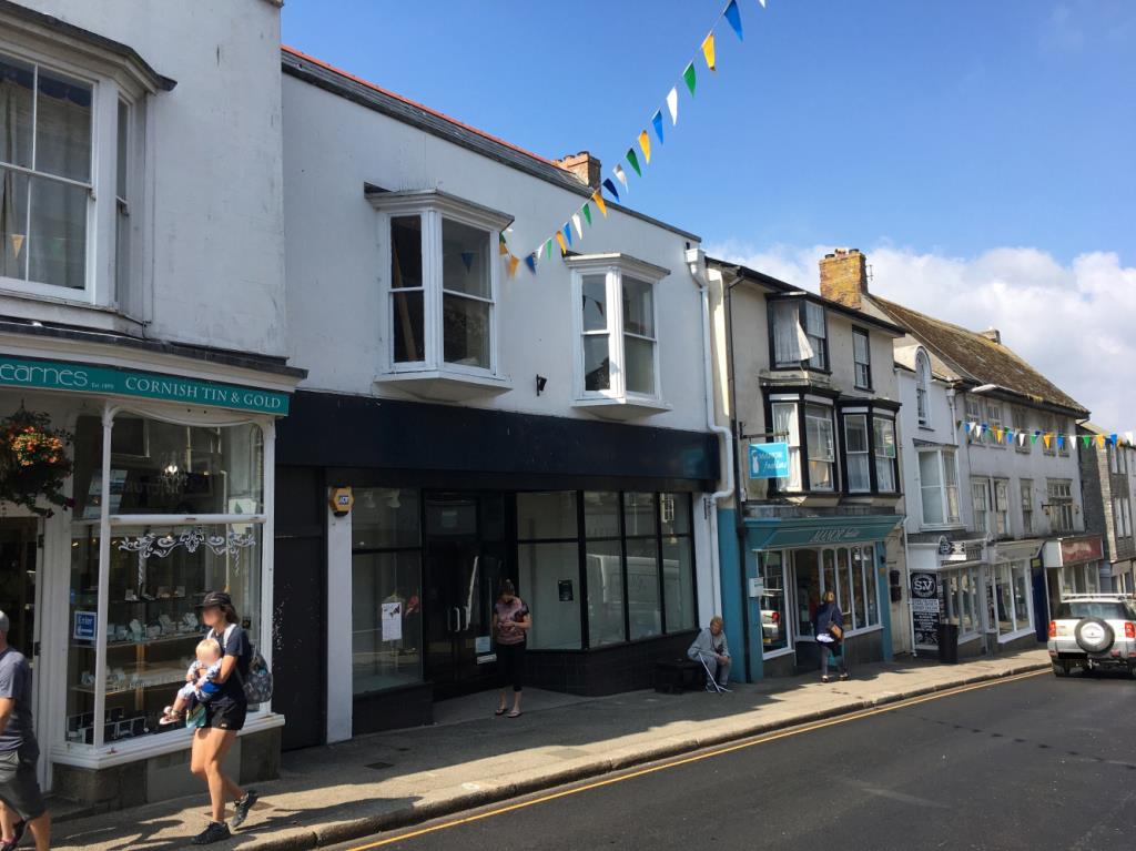 Lot: 96 - SUBSTANTIAL COMMERCIAL PROPERTY WITH PLANNING TO CONVERT THE FIRST FLOOR TO FOUR FLATS - Front of the property